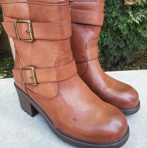 boots -Avenue size 7 WIDE